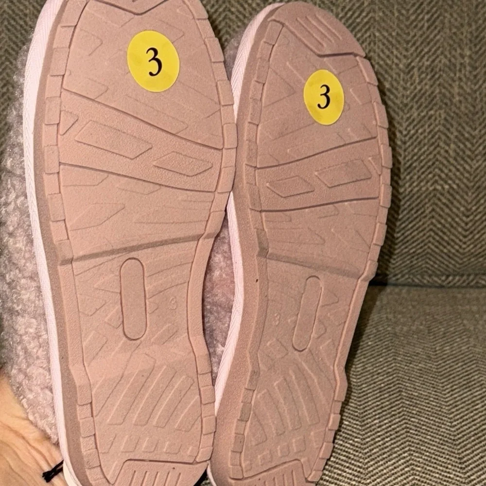NWT CUPCAKES & CASHMERE KIDS Cozy Pink Slippers Shoes FAUX FUR UPPER (SIZE 3)